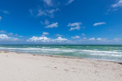Condo in Hollywood, Florida, 1 bedroom № 2244137 - photo 27