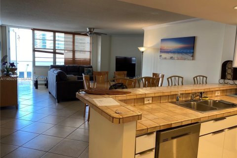 Condo in Hollywood, Florida, 1 bedroom № 2244137 - photo 20