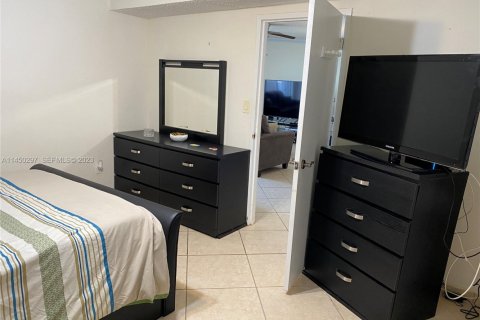 Condo in Hollywood, Florida, 1 bedroom № 2244137 - photo 18