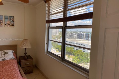 Condo in Hollywood, Florida, 1 bedroom № 2244137 - photo 5
