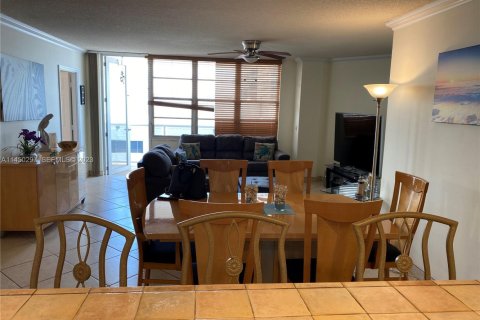 Condo in Hollywood, Florida, 1 bedroom № 2244137 - photo 11