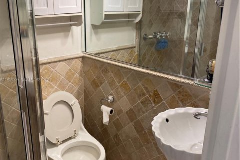 Condo in Hollywood, Florida, 1 bedroom № 2244137 - photo 12