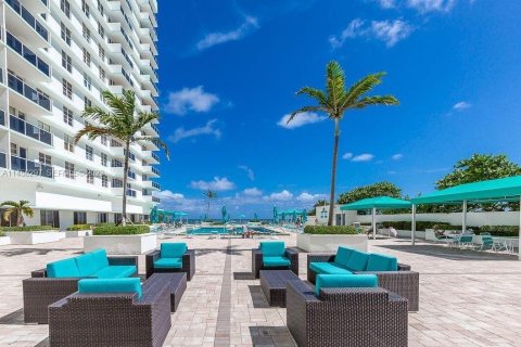 Condo in Hollywood, Florida, 1 bedroom № 2244137 - photo 23