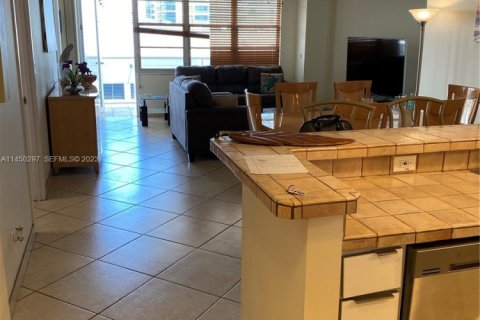 Condo in Hollywood, Florida, 1 bedroom № 2244137 - photo 19