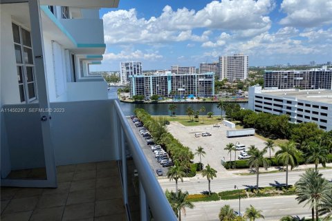 Condo in Hollywood, Florida, 1 bedroom № 2244137 - photo 2
