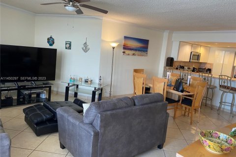 Condo in Hollywood, Florida, 1 bedroom № 2244137 - photo 8