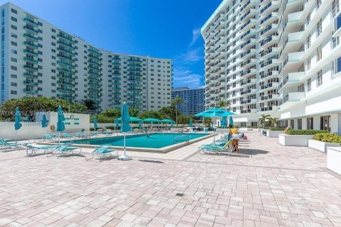 Condo in Hollywood, Florida, 1 bedroom № 2244137 - photo 25
