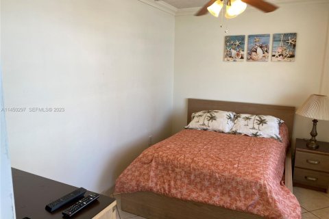Condo in Hollywood, Florida, 1 bedroom № 2244137 - photo 4