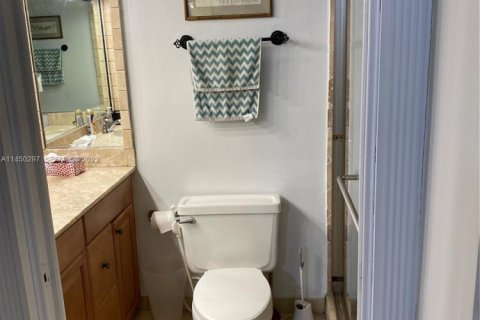 Condo in Hollywood, Florida, 1 bedroom № 2244137 - photo 15