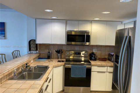Condo in Hollywood, Florida, 1 bedroom № 2244137 - photo 10