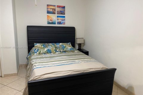 Condo in Hollywood, Florida, 1 bedroom № 2244137 - photo 14