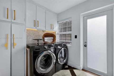 House in Miami Shores, Florida 3 bedrooms, 204.94 sq.m. № 2152484 - photo 22