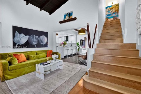 House in Miami Shores, Florida 3 bedrooms, 204.94 sq.m. № 2152484 - photo 9