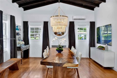 House in Miami Shores, Florida 3 bedrooms, 204.94 sq.m. № 2152484 - photo 7