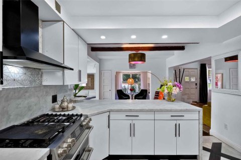 House in Miami Shores, Florida 3 bedrooms, 204.94 sq.m. № 2152484 - photo 20