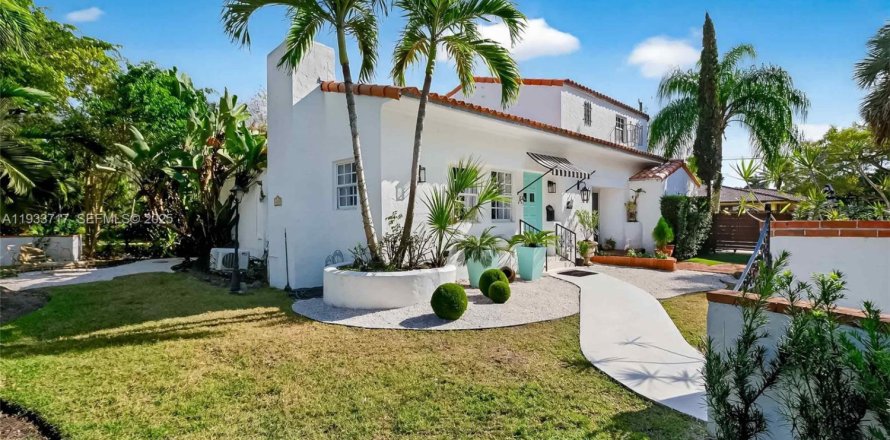 House in Miami Shores, Florida 3 bedrooms, 204.94 sq.m. № 2152484