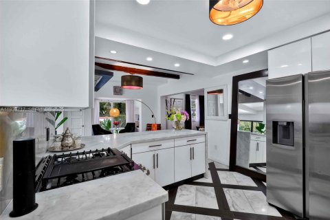 House in Miami Shores, Florida 3 bedrooms, 204.94 sq.m. № 2152484 - photo 19