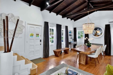 House in Miami Shores, Florida 3 bedrooms, 204.94 sq.m. № 2152484 - photo 5