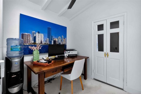 House in Miami Shores, Florida 3 bedrooms, 204.94 sq.m. № 2152484 - photo 25