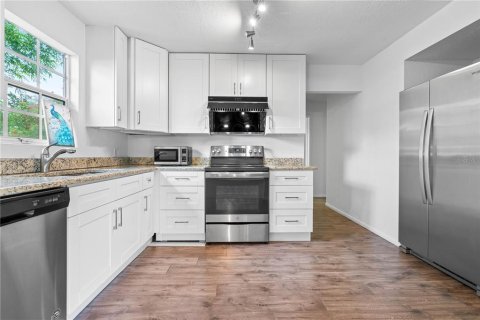 House in Tampa, Florida 3 bedrooms, 101.08 sq.m. № 1917375 - photo 7