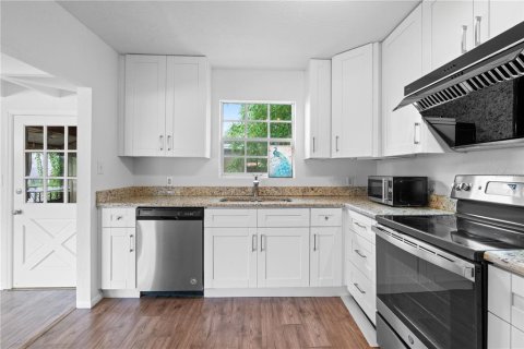 House in Tampa, Florida 3 bedrooms, 101.08 sq.m. № 1917375 - photo 8