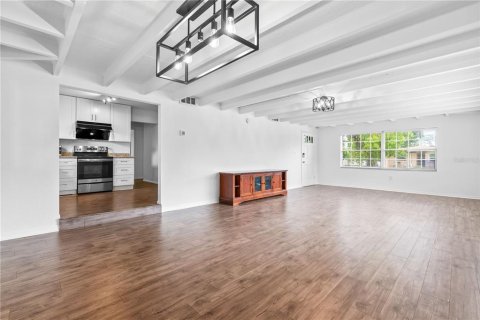 House in Tampa, Florida 3 bedrooms, 101.08 sq.m. № 1917375 - photo 5