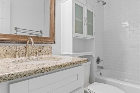 House in Tampa, Florida 3 bedrooms, 101.08 sq.m. № 1917375 - photo 12