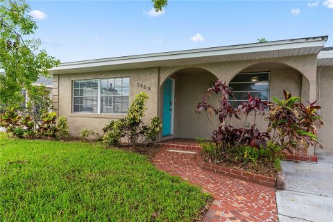 House in Tampa, Florida 3 bedrooms, 101.08 sq.m. № 1917375 - photo 1