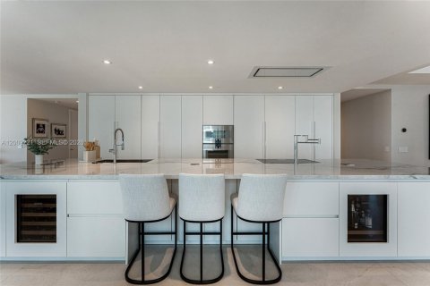 Купить кондоминиум в Серфсайд, Флорида 3 спальни, 416.85м2, № 2072705 - фото 15