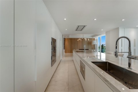 Купить кондоминиум в Серфсайд, Флорида 3 спальни, 416.85м2, № 2072705 - фото 17