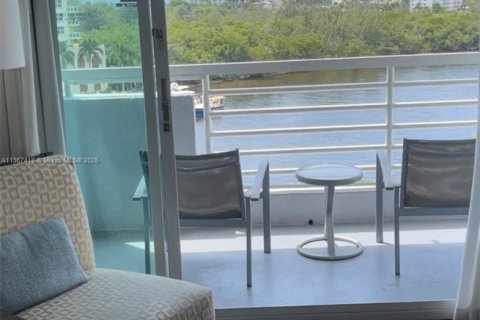 Hotel en venta en Fort Lauderdale, Florida, 1 dormitorio, 50.91 m2 № 1698335 - foto 2