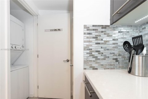 Condo in Miami, Florida, 2 bedrooms  № 2369777 - photo 10