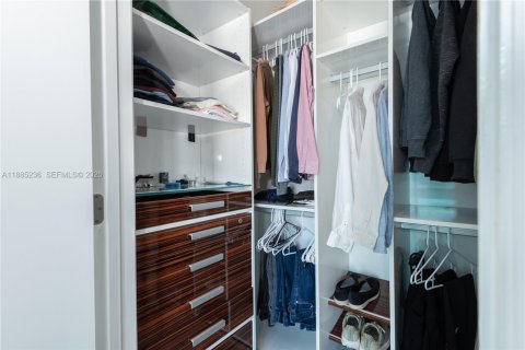 Condo in Miami, Florida, 2 bedrooms  № 2369777 - photo 25