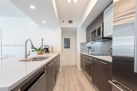 Condo in Miami, Florida, 2 bedrooms  № 2369777 - photo 8
