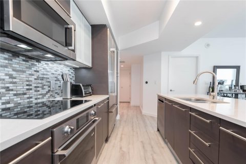 Condo in Miami, Florida, 2 bedrooms  № 2369777 - photo 11