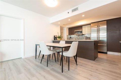 Condo in Miami, Florida, 2 bedrooms  № 2369777 - photo 6