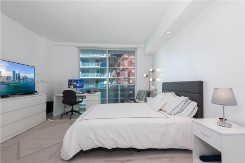 Condo in Miami, Florida, 2 bedrooms  № 2369777 - photo 13