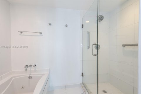 Condo in Miami, Florida, 2 bedrooms  № 2369777 - photo 24