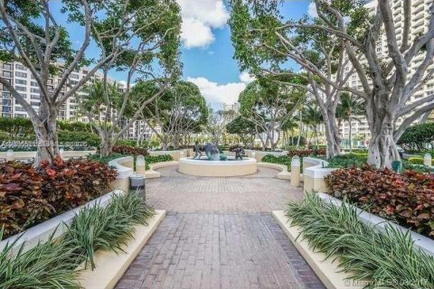 Condo in Miami, Florida, 3 bedrooms  № 2392107 - photo 2