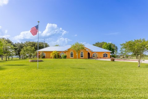 Casa en venta en Okeechobee, Florida, 3 dormitorios, 332.4 m2 № 2248509 - foto 2