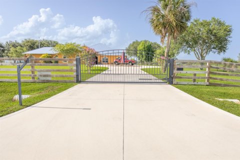 Casa en venta en Okeechobee, Florida, 3 dormitorios, 332.4 m2 № 2248509 - foto 4