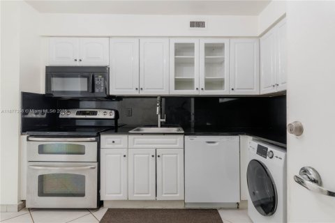 Снять в аренду кондоминиум в Майами-Бич, Флорида 2 спальни, 123.19м2, № 1924169 - фото 3