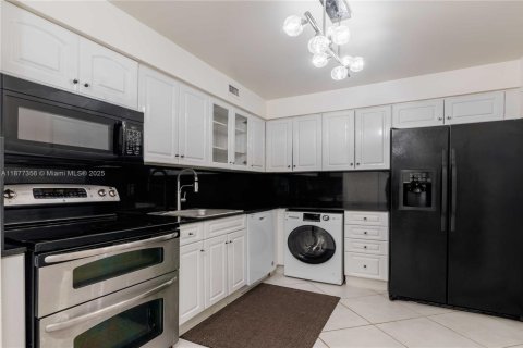 Снять в аренду кондоминиум в Майами-Бич, Флорида 2 спальни, 123.19м2, № 1924169 - фото 2