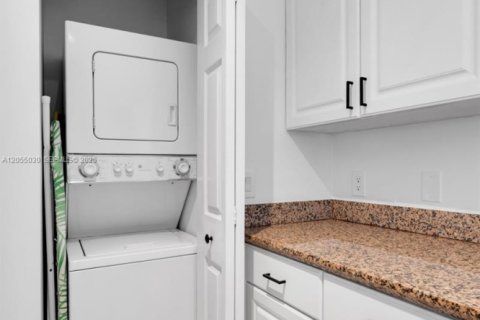 Condo in Miami, Florida, 1 bedroom  № 2264903 - photo 9