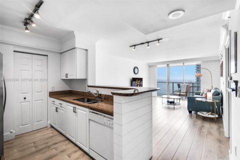 Condo in Miami, Florida, 1 bedroom  № 2264903 - photo 2