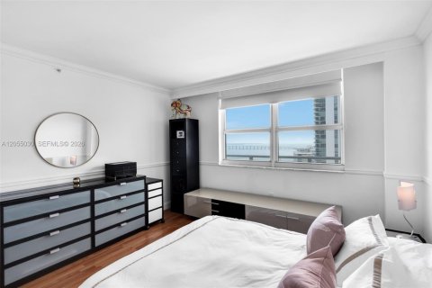 Condo in Miami, Florida, 1 bedroom  № 2264903 - photo 11
