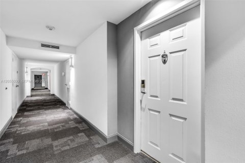 Condo in Miami, Florida, 1 bedroom  № 2264903 - photo 16