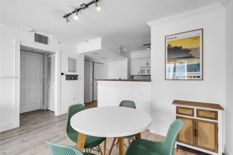 Condo in Miami, Florida, 1 bedroom  № 2264903 - photo 7