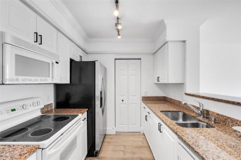 Condo in Miami, Florida, 1 bedroom  № 2264903 - photo 8
