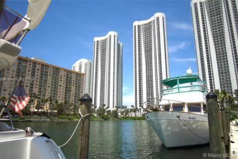 Condo in Sunny Isles Beach, Florida, 2 bedrooms  № 1892785 - photo 24